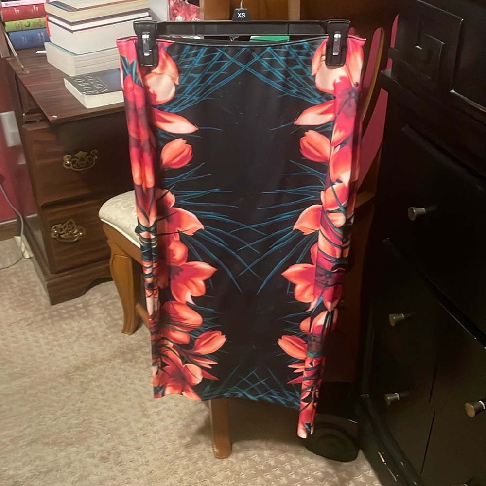 I’m selling this skirt because it doesn’t fit me anymore